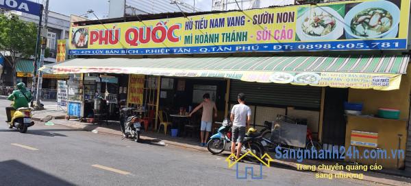 Sang quán hủ tiếu nam vang - cơm tấm, nằm ngay góc ngã 3 Lũy Bán Bích với Dương Khuê, quận Tân Phú.