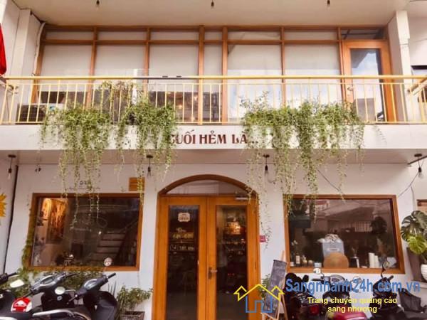 Sang quán cafe nằm trung tâm quận 1, gần khu văn phòng, các trường đại học.