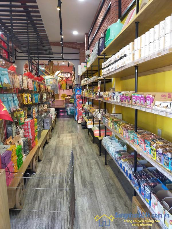 Sang cửa hàng thú nuôi