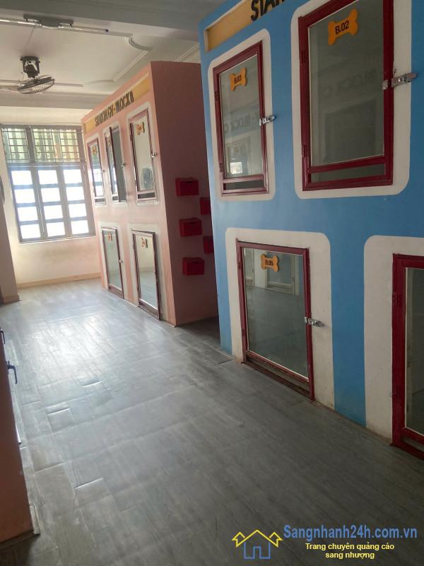 Sang cửa hàng thú nuôi